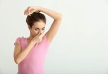 donna che ha cattivo odore sotto le ascelle