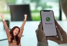 smartphone con whatsapp e donna euforica