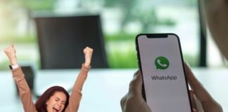 smartphone con whatsapp e donna euforica