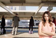 persone che attendono in stazione e donna arrabbiata
