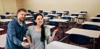 uomo e donna arrabbiati e banchi di scuola