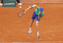 Roland Garros, standing ovation per Lehecka al primo punto contro Sinner: l’italiano vince e avanza agli ottavi