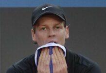 Niente da fare per Sinner al Roland Garros: l’annuncio in diretta Jannik Sinner esausto