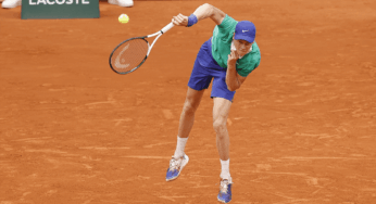 Roland Garros, standing ovation per Lehecka al primo punto contro Sinner: l’italiano vince e avanza agli ottavi