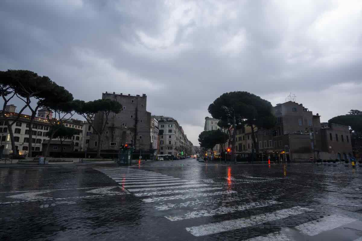 strade di roma con strisce pedonali e pioggia e nuvole