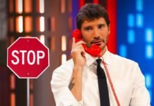 Stefano de martino al telefono e segnale stop