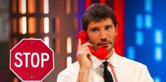 Stefano de martino al telefono e segnale stop