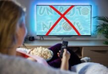 Donna che guarda tv, logo Un posto al sole, x rossa