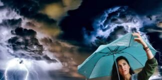 cielo minaccioso con nuvole cariche, fulmini e donna con ombrello