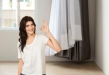 donna che fa ok e soggiorno con tende