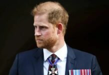 harry con la testa girata di lato