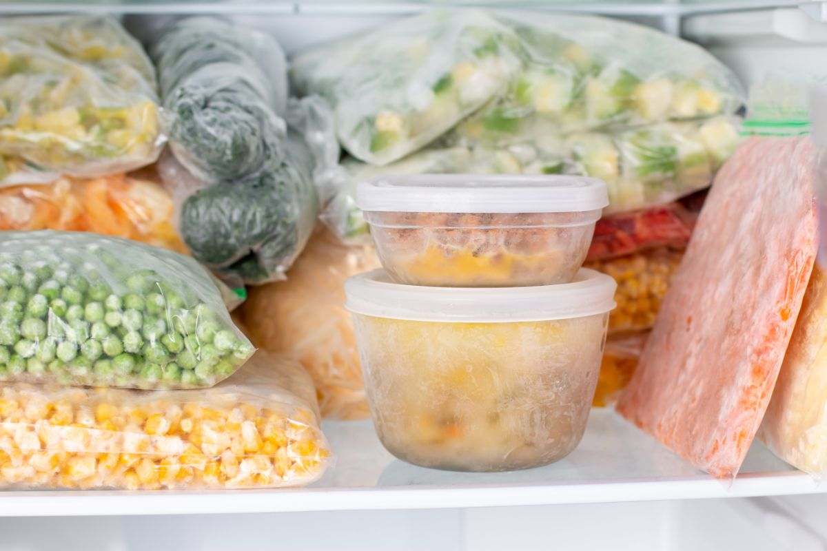 alimenti sistemati nel congelatore