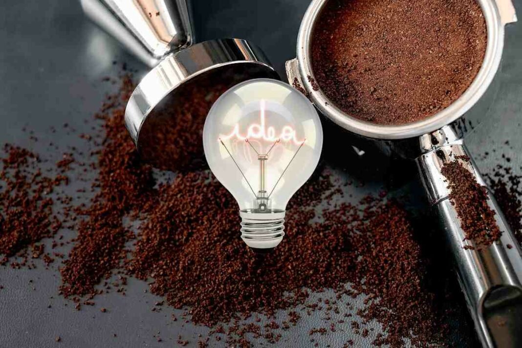 fondi di caffè e lampadina con scritta idea