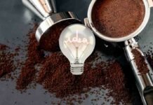 fondi di caffè e lampadina con scritta idea