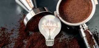 fondi di caffè e lampadina con scritta idea