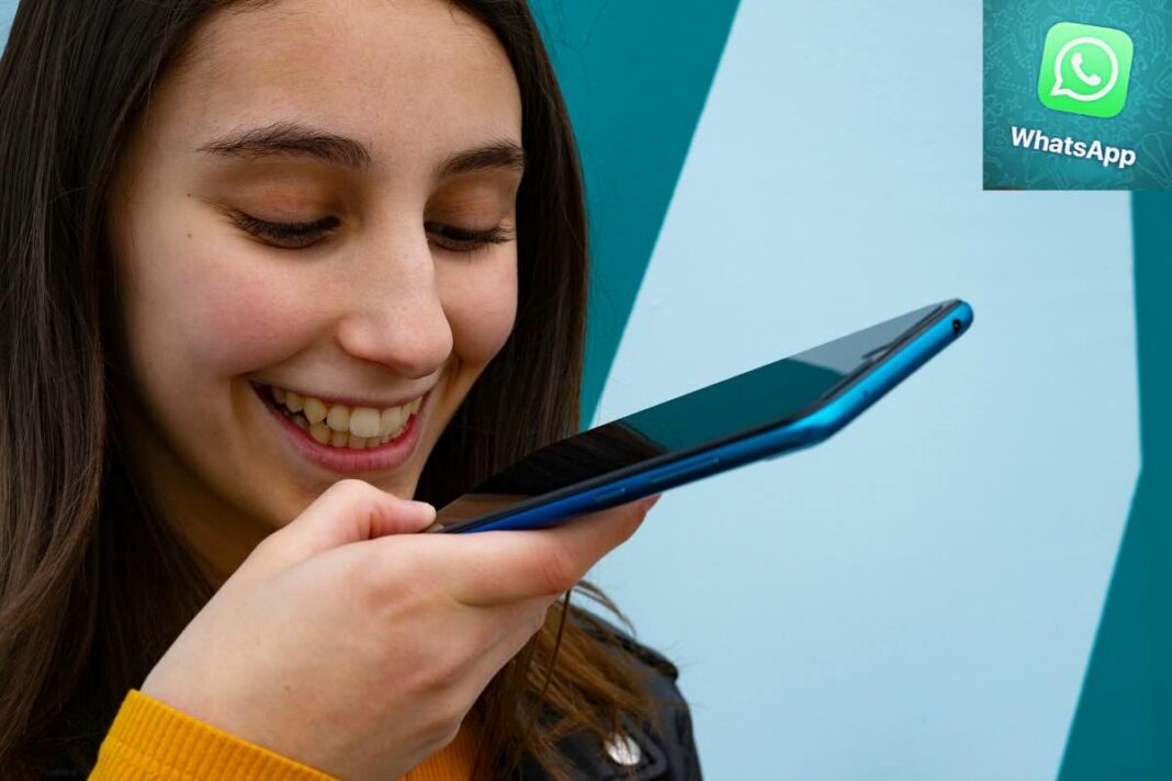 donna che manda audio e logo whatsapp