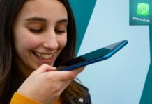 donna che manda audio e logo whatsapp