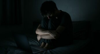 “Eremiti di massa”: Diego Fusaro e la solitudine dei giovani Hikikomori