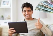 uomo felice al tablet e banconote di euro