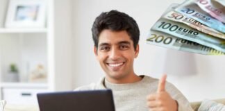 Ti accreditano poco meno di 2500 euro sul conto, è ufficiale: chi ne ha diritto uomo felice al tablet e banconote di euro
