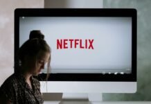 schermo con netflix e donna triste