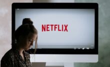 schermo con netflix e donna triste
