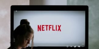 Addio definitivo a Netflix dal prossimo 15 giugno: non potrete più vederli schermo con netflix e donna triste
