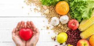 alimenti sani e mani che mantengono un cuore