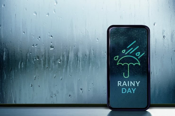 smartphone con icona pioggia e ombrello