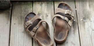 sandali con aloni neri sulla suola