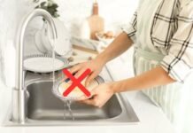 La spugnetta per piatti ha ormai le ore contate: ecco la nuova alternativa, pratica ed ecologica donna che lava i piatti e x rosso sulla spugnetta