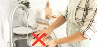 donna che lava i piatti e x rosso sulla spugnetta