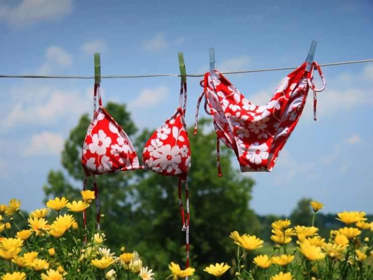 bikini rosso con fiori steso ad asciugare