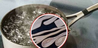 mestoli in legno e bollitore con acqua bollente