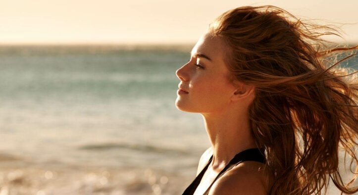 Come prendersi cura dei propri capelli anche in vacanza: sole e mare non saranno più un problema