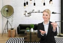 Luogo magico e design industriale, qui una casa ti costa 25 mila euro: tutto vero! interno casa industriale e donna con chiavi