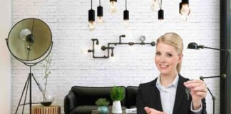 interno casa industriale e donna con chiavi