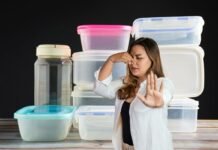 contenitori di plastica e donna che si tappa il naso