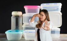 contenitori di plastica e donna che si tappa il naso