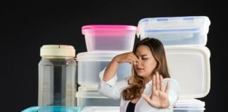 contenitori di plastica e donna che si tappa il naso