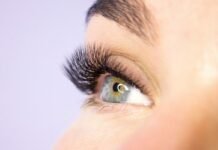 donna con ciglia lunghe ed occhi verdi
