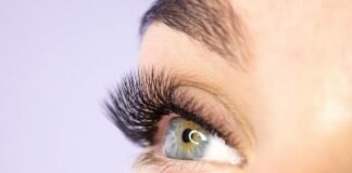 donna con ciglia lunghe ed occhi verdi