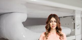 ghiaccio nel frigo e donna preoccupata