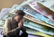 Assegno Unico 2025, occhio al tuo Isee: la novità che ti fa perdere tutto euro e uomo triste