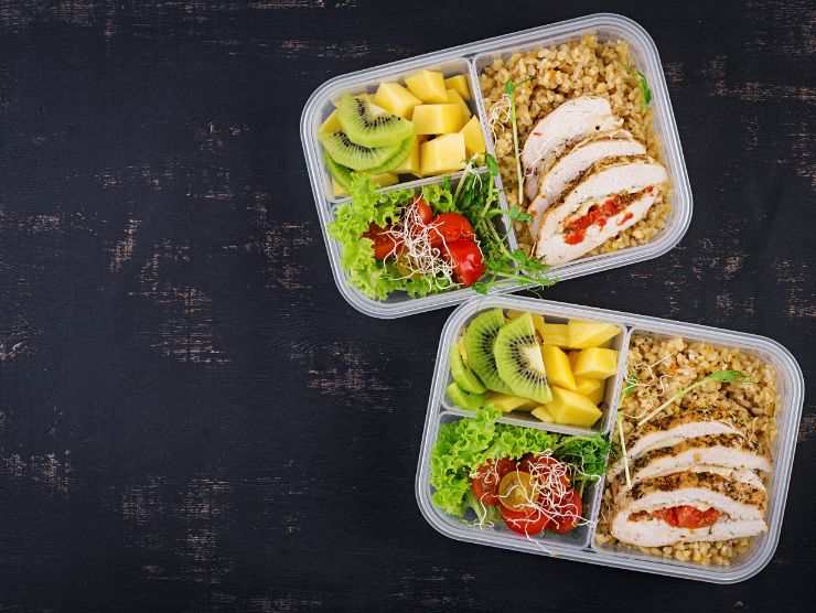 contenitori di plastica con cibo