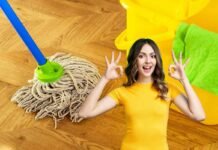 donna che fa ok e alle sue spalle mocio e secchio