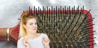 donna disgustata e spazzola sporca