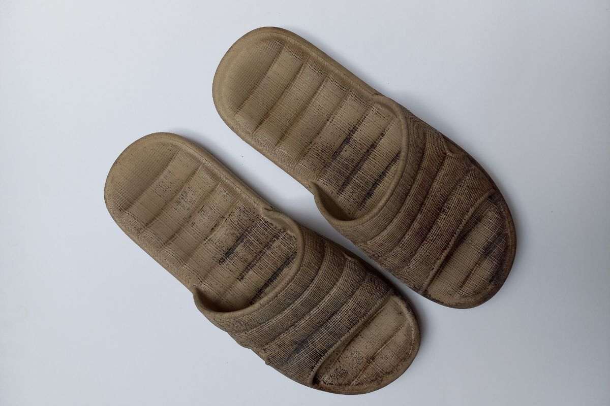 scarpe modello pantofola sporche