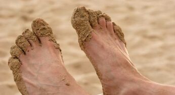 Come eliminare subito tutta la sabbia dai piedi in una sola mossa: il trucco geniale che costa poco meno di 2 euro