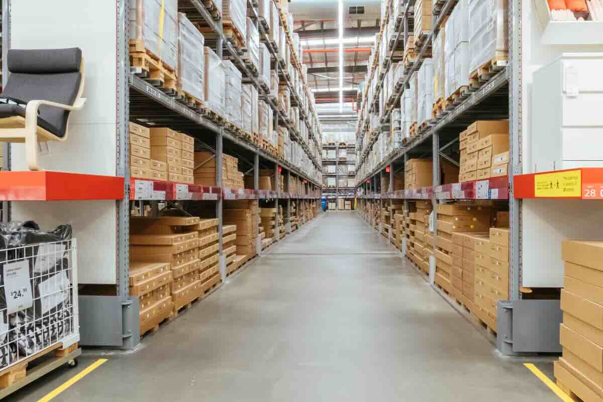 pacchi e mobili di ikea nel magazzino
